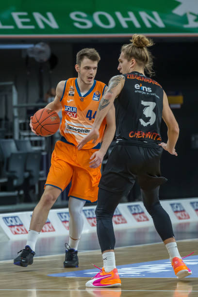 更是两队自 更是两队自